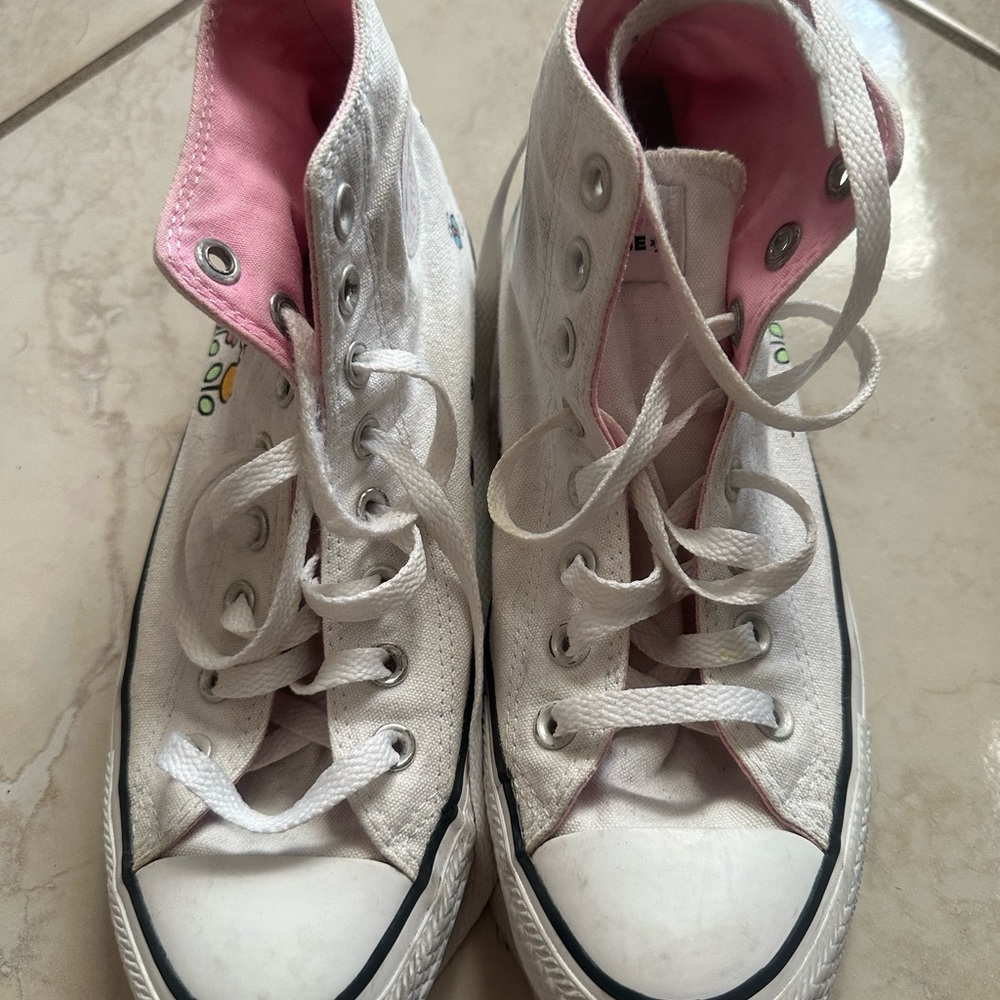 Hello Kitty converse.Used.Good conditions.Size39.5(8.5)
